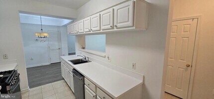 20451 Chesapeake Square in Sterling, VA - Building Photo - Building Photo
