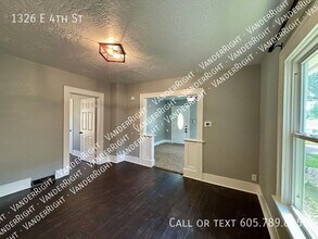 1326 E 4th St in Sioux Falls, SD - Building Photo - Building Photo