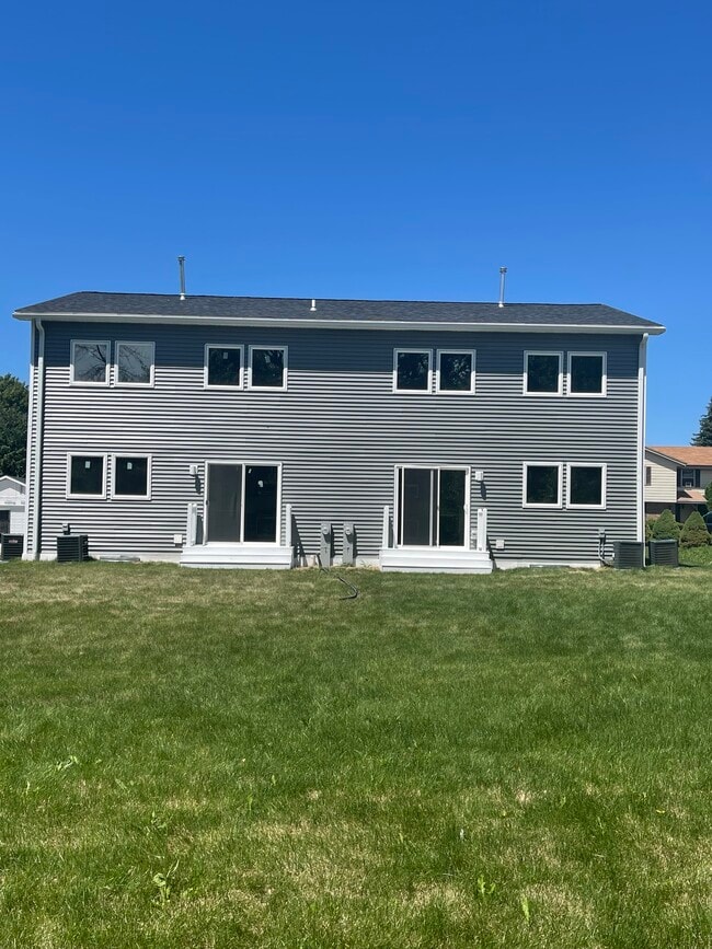 3301 W Alvina Ave, Unit 3303 in Greenfield, WI - Building Photo - Building Photo