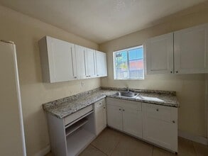 217 W 34th St, Unit 2 in Hialeah, FL - Building Photo - Building Photo