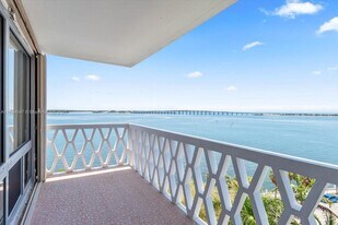 1430 Brickell Bay Dr in Miami, FL - Building Photo