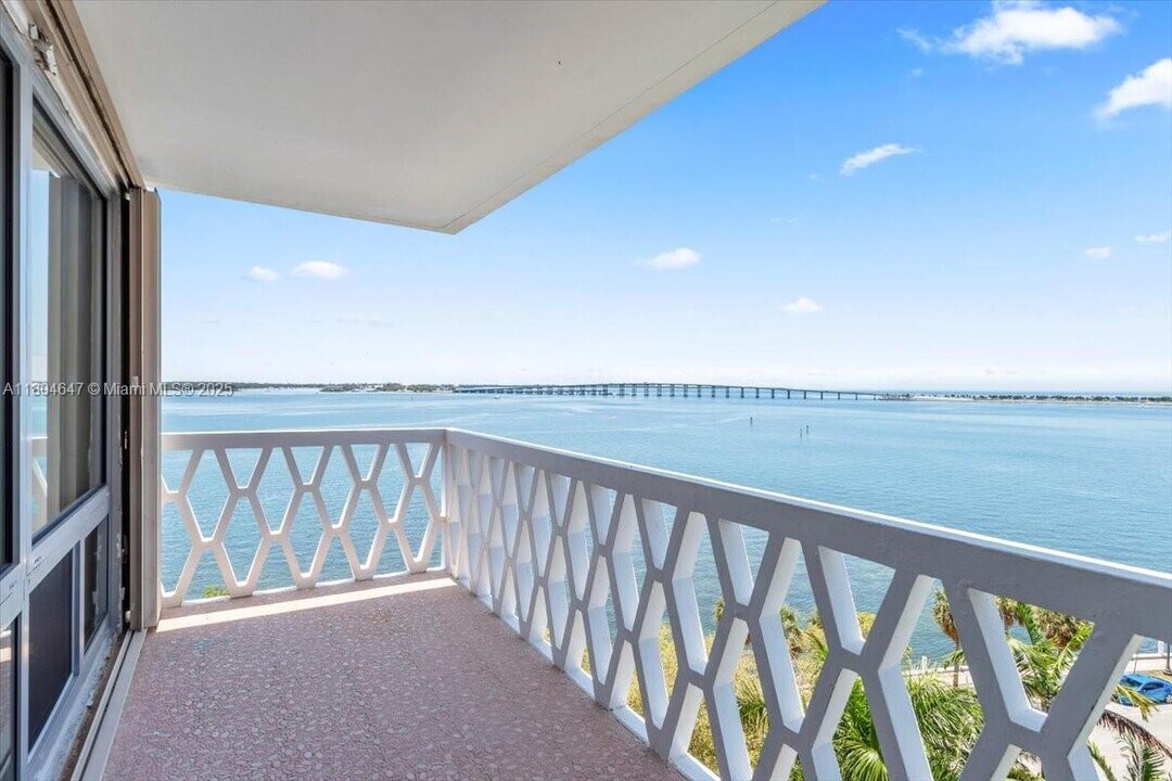 1430 Brickell Bay Dr in Miami, FL - Building Photo