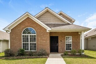 194 Village Dr in Calera, AL - Building Photo