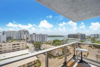 401 69th St, Unit 812 in Miami, FL - Foto de edificio - Building Photo