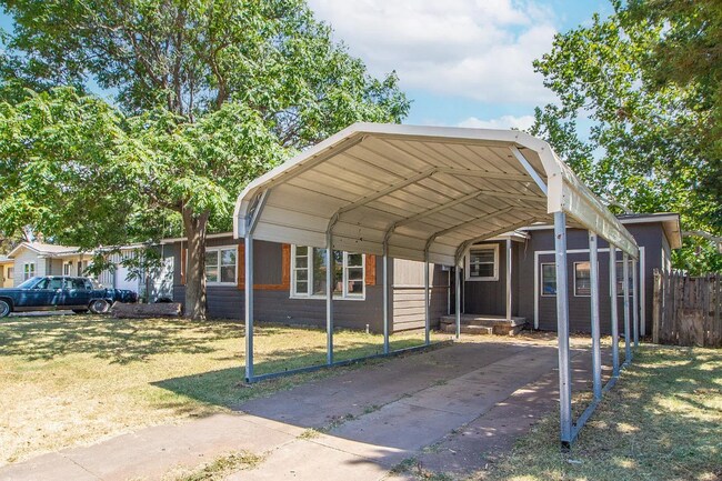 2011 45th St in Lubbock, TX - Foto de edificio - Building Photo