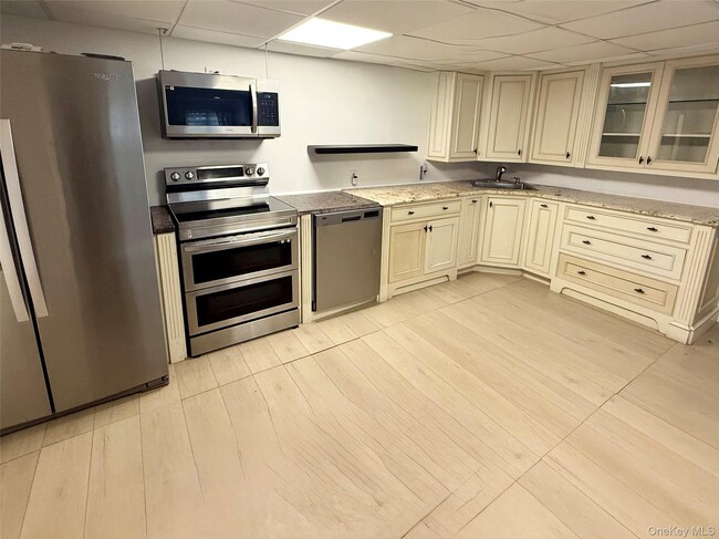 200 Ridge Rd in Wheatley Heights, NY - Building Photo - Building Photo