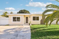 23 Miami Gardens Rd in West Park, FL - Foto de edificio - Building Photo