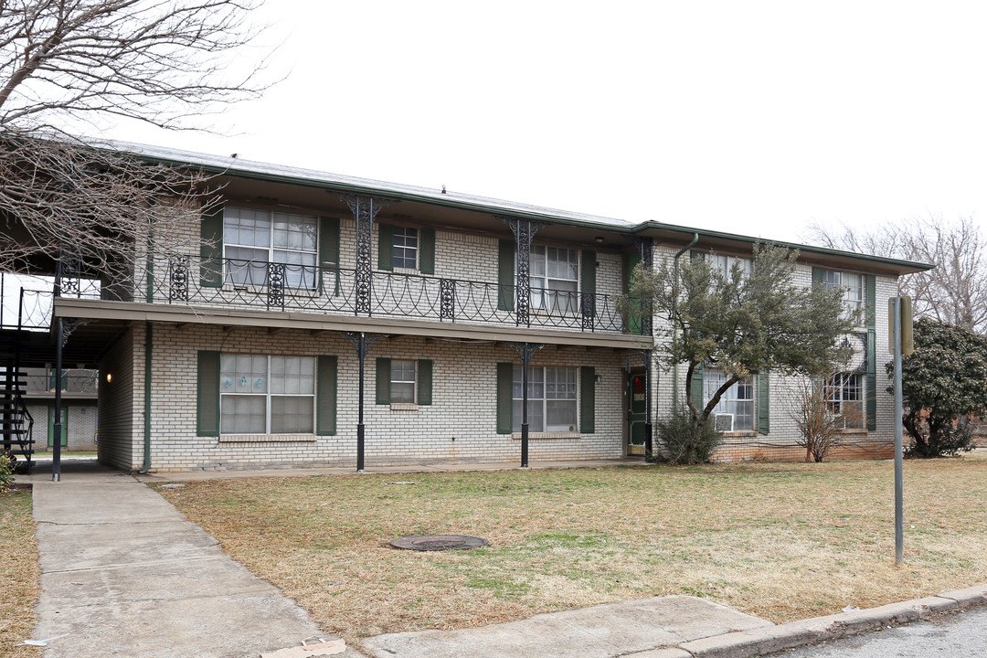 Chateau DeVille in Oklahoma City, OK - Building Photo