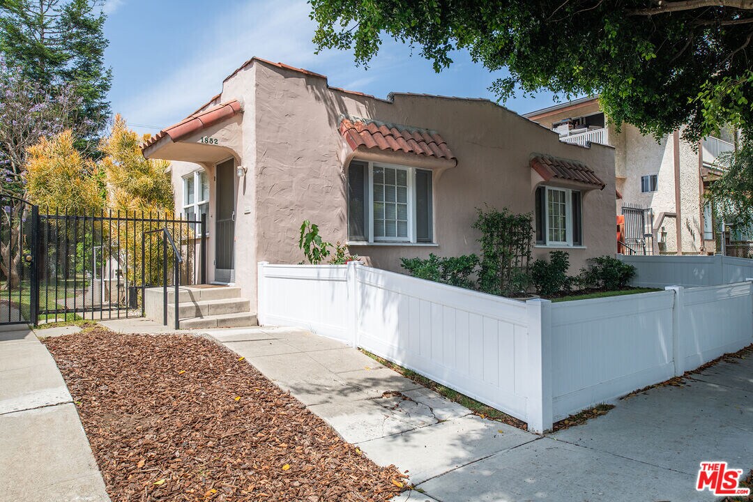 1852 9th St in Santa Monica, CA - Building Photo