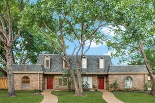 9810 Crest Meadow Dr in Dallas, TX - Building Photo