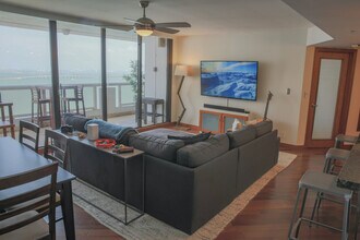 1717 N Bayshore Dr, Unit 3240 in Miami, FL - Foto de edificio - Building Photo