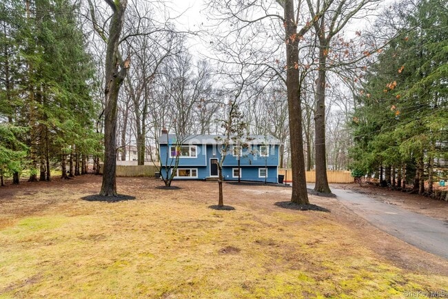 property at 9 E Stemmer Ln