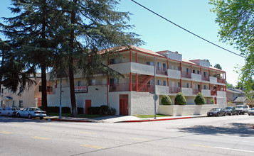 Vanowen Court Apartments in Van Nuys, CA - Building Photo - Building Photo