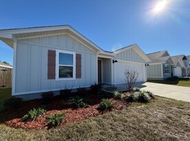 437 Scarborough St in Crestview, FL - Building Photo