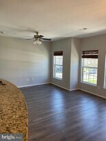 8 Swan Ct in Delanco, NJ - Building Photo