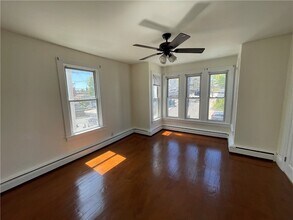 124 East St in Woonsocket, RI - Foto de edificio - Building Photo