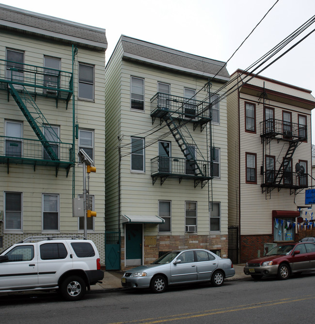 106 Pulaski St in Newark, NJ - Foto de edificio - Building Photo