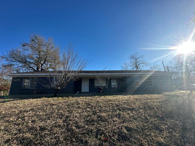 property at 1921 N Carlyle Ave