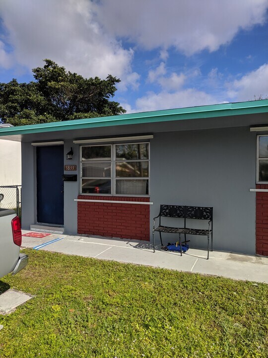 5833 McKinley St, Unit 5833 Mckinley Street in Hollywood, FL - Building Photo