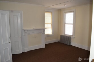 99 Easton Ave-Unit -2 in New Brunswick, NJ - Foto de edificio - Building Photo