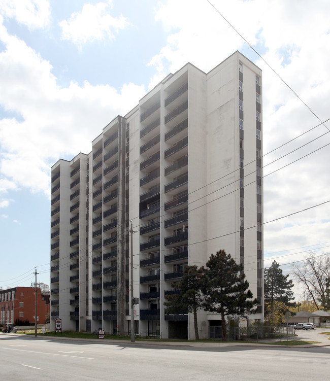 890 Jane St in Toronto, ON - Building Photo - Building Photo