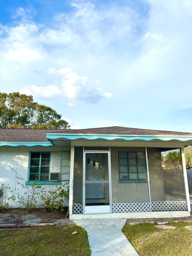 property at 2015 Palm Ter