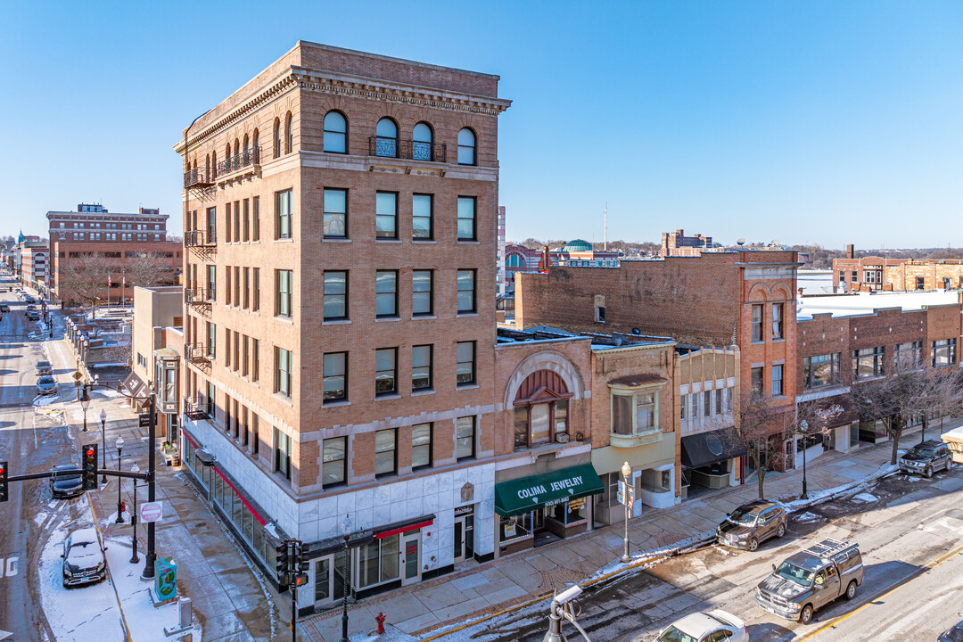 Lofts on Broadway in Aurora, IL - Building Photo