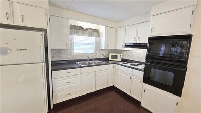 1355 Flamingo Dr in Englewood, FL - Building Photo - Building Photo