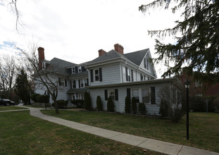 Manor House Apartments in Willow Grove, PA - Building Photo - Building Photo