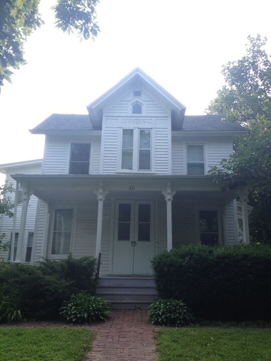 908 E Washington St, Unit 1 in Iowa City, IA - Foto de edificio