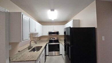 726 Eglin Pkwy in Fort Walton Beach, FL - Building Photo - Building Photo