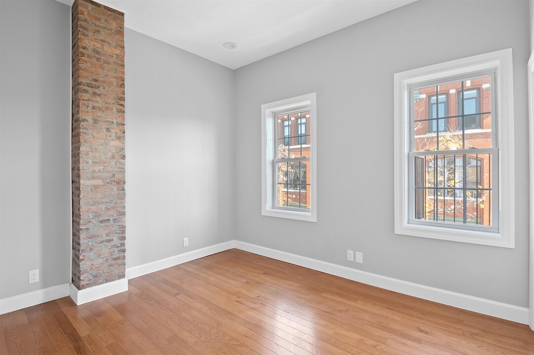 100 Griffith St in Jersey City, NJ - Building Photo