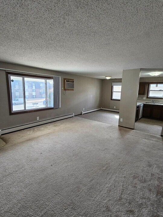 2420 N 8th St in Bismarck, ND - Building Photo