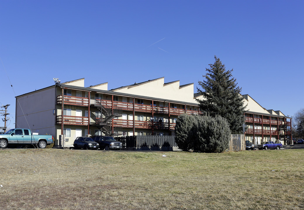 Highline House Apartments in Aurora, CO - Building Photo