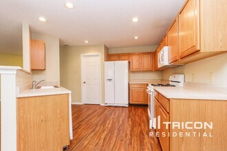 8243 Firefly Way in Indianapolis, IN - Foto de edificio - Building Photo