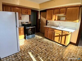 652 High St in Middletown, CT - Building Photo