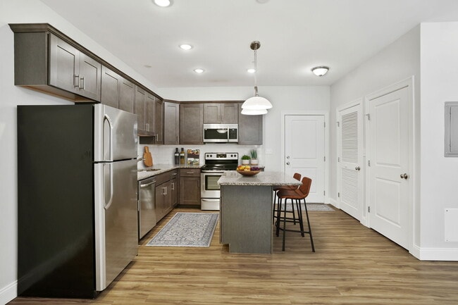 Bridge Street Commons in Shelton, CT - Foto de edificio - Building Photo