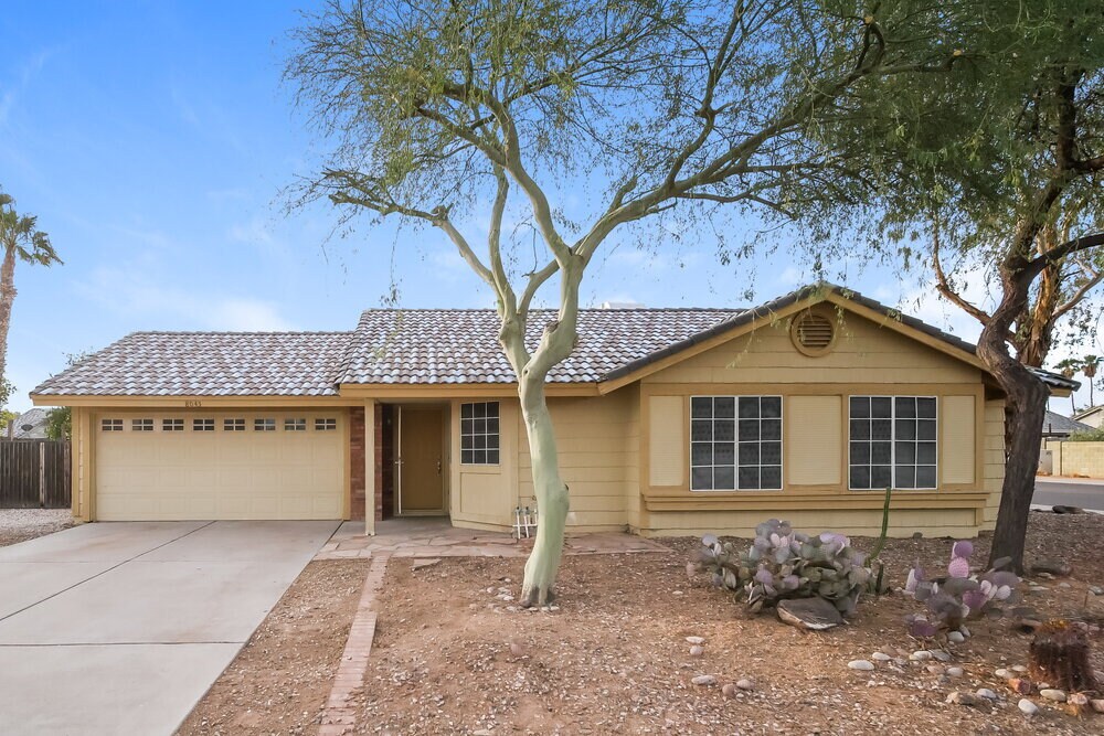 8045 W Larkspur Dr in Peoria, AZ - Building Photo