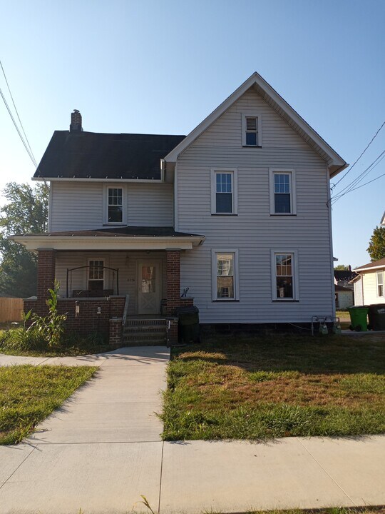 825 Tremont Ave SW, Unit APT B in Massillon, OH - Building Photo