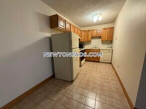 286 Grove St, Unit 3 in Auburndale, MA - Building Photo - Building Photo
