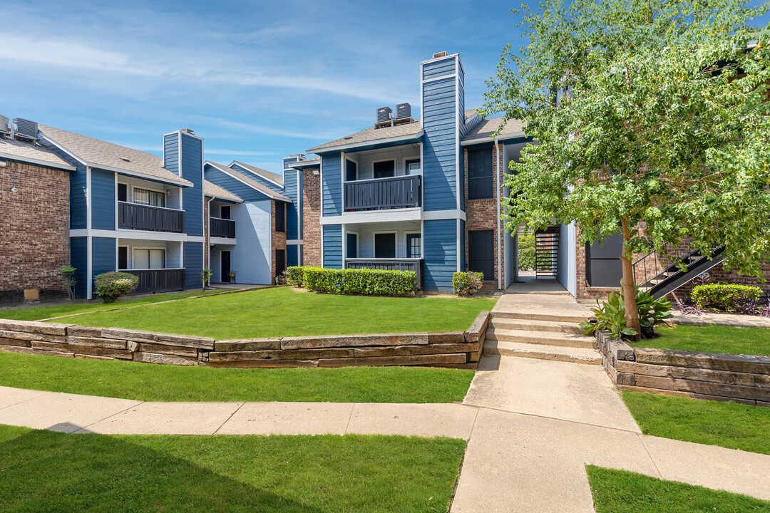 Oak Glen in Garland, TX - Building Photo