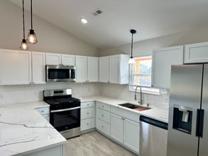 1956 W Cadmus Rd in Adrian, MI - Foto de edificio - Building Photo