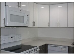 19221 NE 10th Ave-Unit -312 in Miami, FL - Building Photo - Building Photo