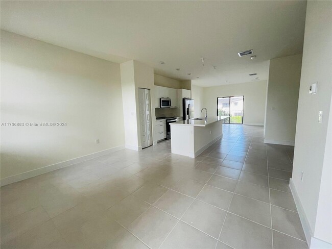 8005 NW 104th Ave in Doral, FL - Building Photo - Building Photo