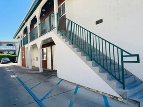 7228 Independence, 03 in Los Angeles, CA - Foto de edificio - Building Photo