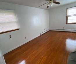 5 Windsor Terrace, Unit APT E in Freehold, NJ - Building Photo - Building Photo