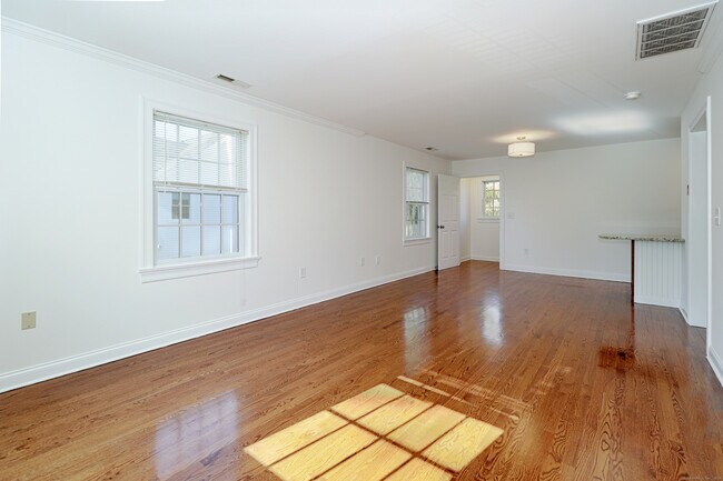 468 Main St in New Canaan, CT - Building Photo - Building Photo