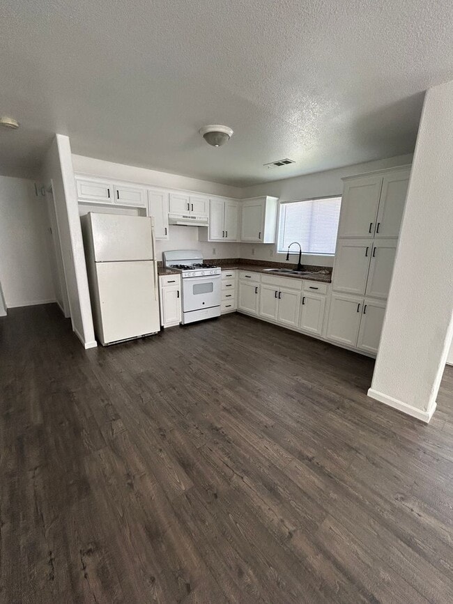 1748 S Garden St in Visalia, CA - Building Photo - Building Photo