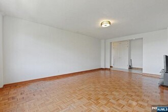 2352 Linwood Ave in Fort Lee, NJ - Building Photo - Building Photo