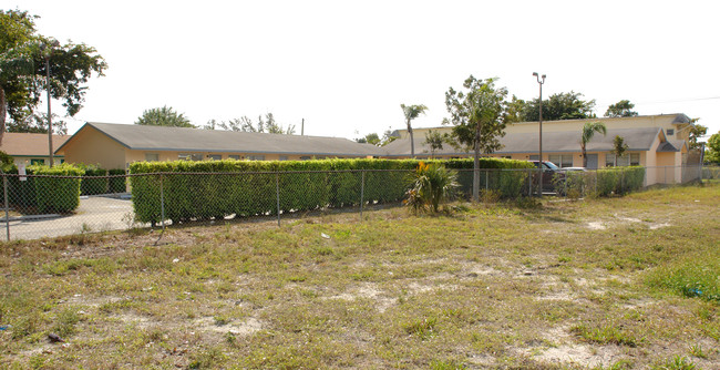 Triangle Apartments in Pompano Beach, FL - Building Photo - Building Photo